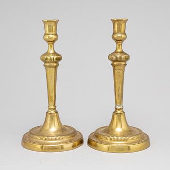 LJUSSTAKAR, ett par, brons, sent 1700-tal.