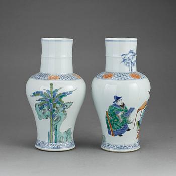 VASER, ett par, porslin, Kina. 1900-tal.