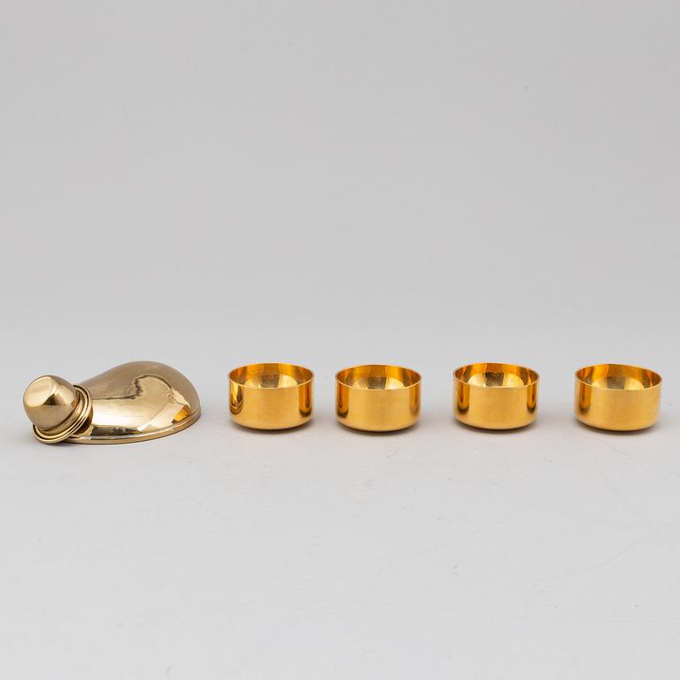 A SKULTUNA MESSINGSBRUK HIP FLASK AND 4 CUPS.