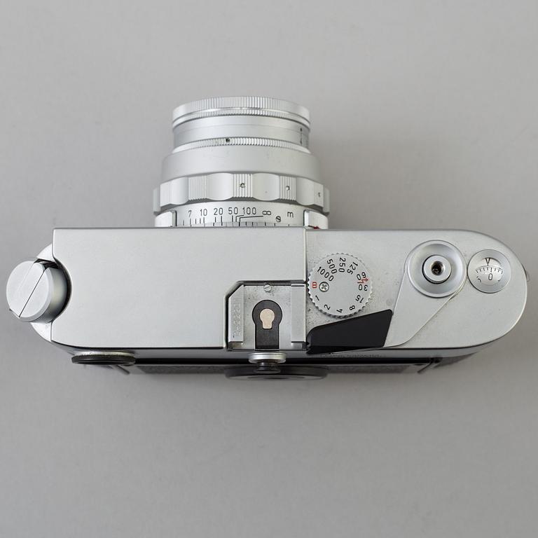 A chrome body Leica M6 no 2422201.  from 1997 with Elmar f=9 cm 1:4 no 1493090.