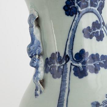 A Chinese vase, late Qing dynasty.