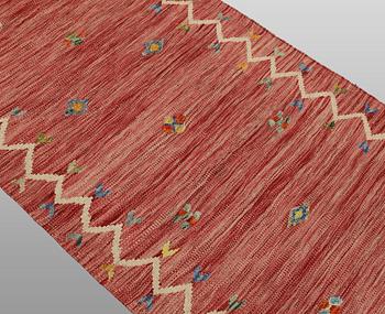A Kelim runner carpet, 296 x 84 cm.