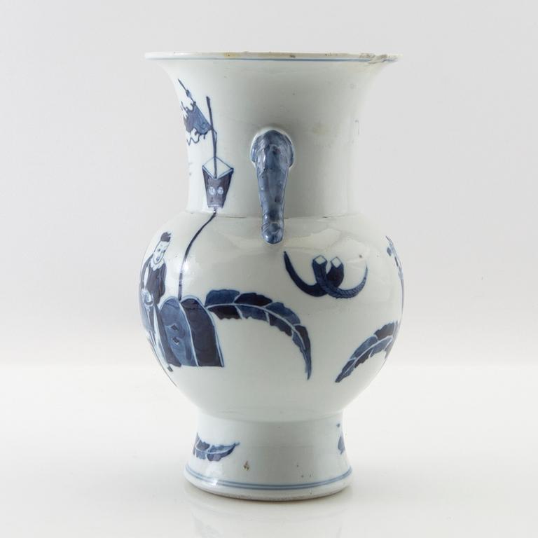 Vase porcelain China late Qing.