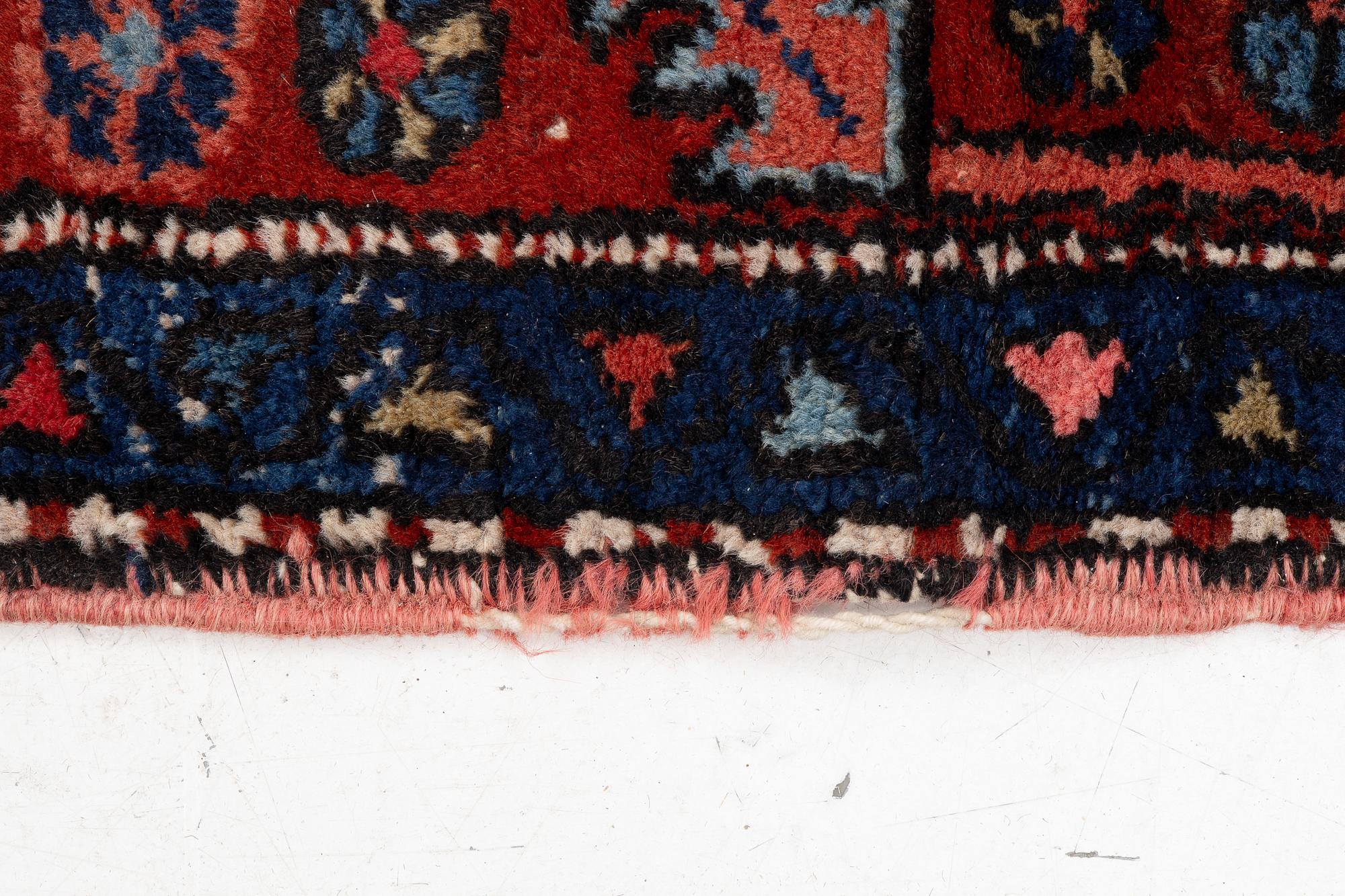 A runner carpet, 435 x 108 cm.