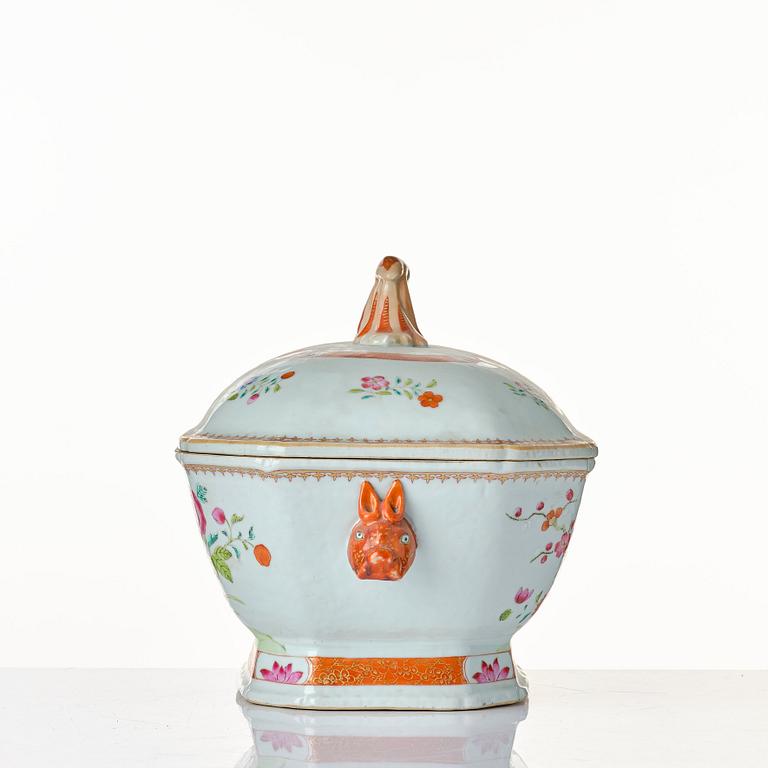 A famille rose tureen with cover and stand, Qing dynasty, Qianlong (1736-95).