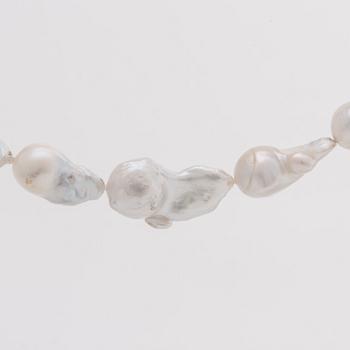 PEARL NECKLACE Baroque South Sea pearls (largest pearl approx 3 x 2 cm, clasp silver.