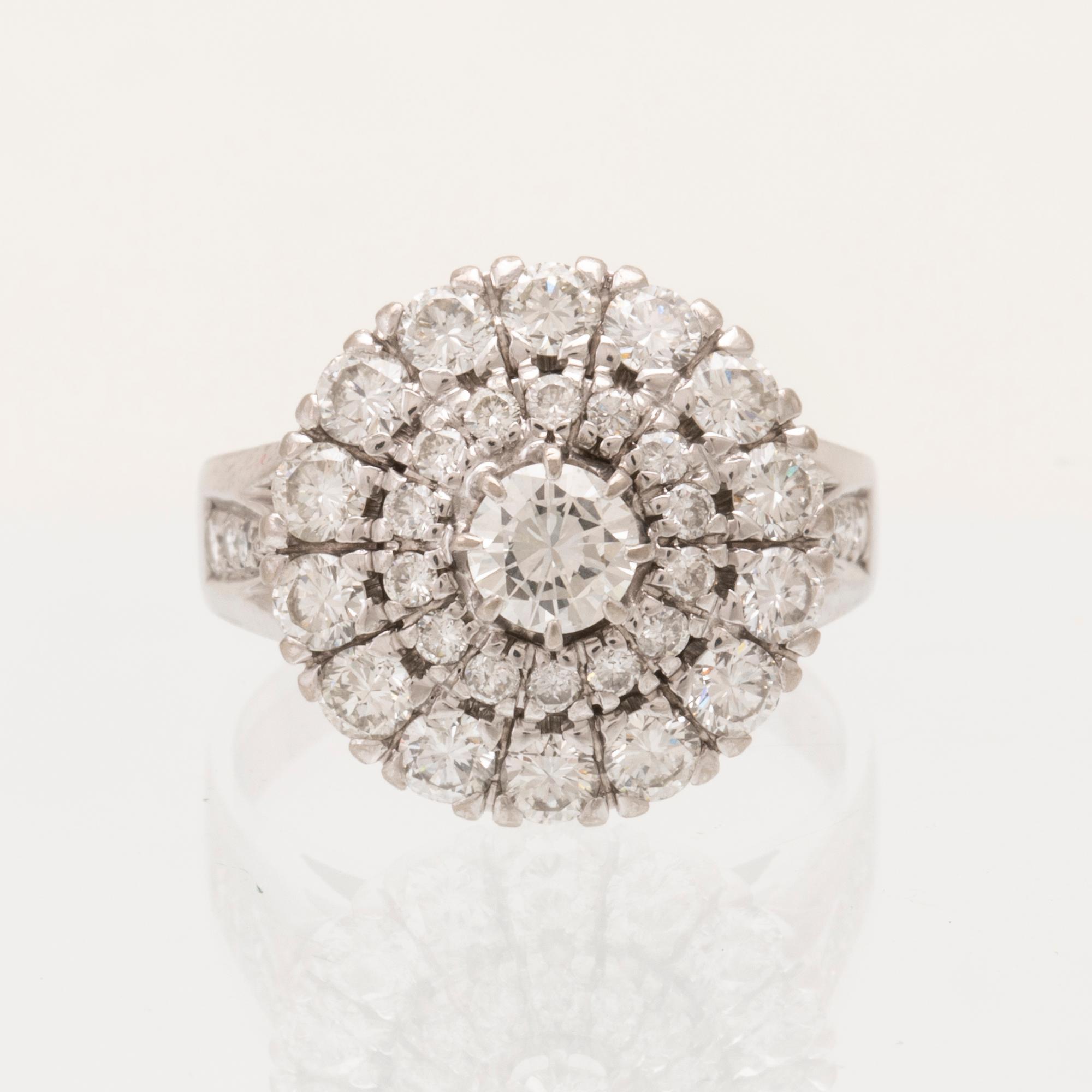 An 18K white gold ring/cocktail ring with round brilliant-cut diamonds, Petterssons Eftr Juvelerar Ab Joh Stockholm 1945.