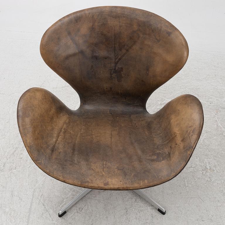 Arne Jacobsen, fåtöljer, ett par, "Svanen", Fritz Hansen, Danmark, 1963.