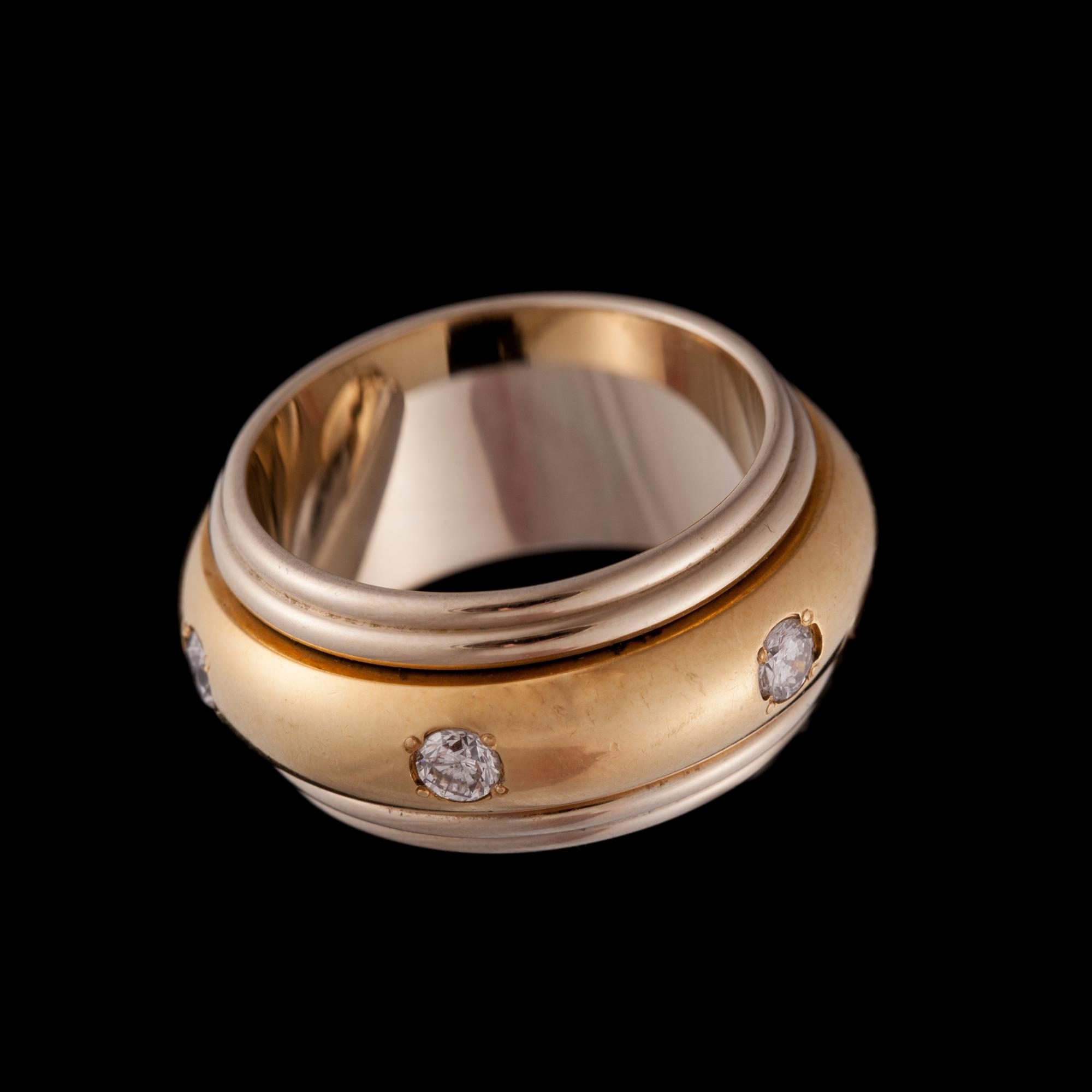 RING, 18K vitt- och gult guld,  briljantslipade diamanter. Vikt ca 15,8 g.