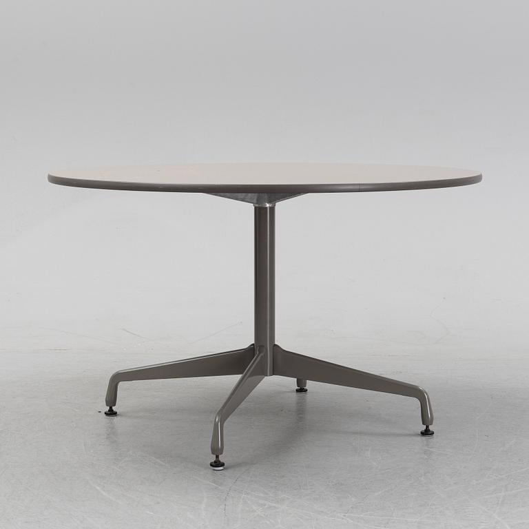 A round 'Aluminumgroup' table by Charles and Ray Eames for Herman Miller.