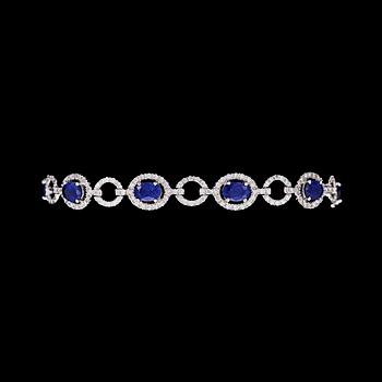 863. ARMBAND, blå safirer, tot. 5.57 ct, och briljantslipade diamanter, tot. 1.98 ct.