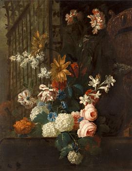 Jean Baptiste Monnoyer Hans efterföljd, Stilleben med syrener, rosor, nejlikor, hortensia, polianthes tuberosa och blåklint.