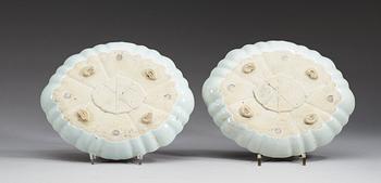 A pair of famille verte leaf shaped dishes, Qing dynasty, Kangxi (1662-1722).
