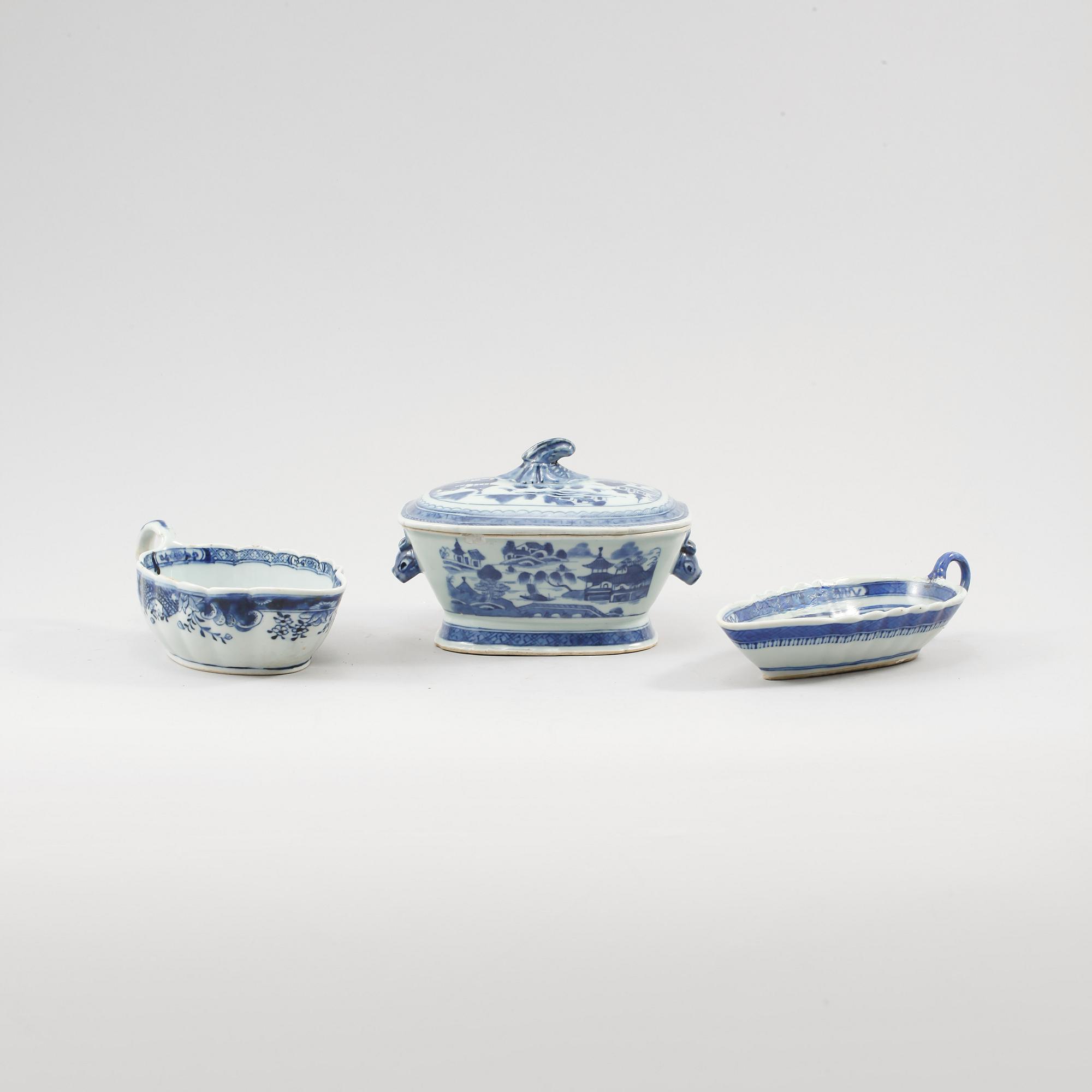 SÅSSNIPOR, 2 st, samt SMÖRTERRIN, porslin, Kina, 1700-tal samt 1800-tal.