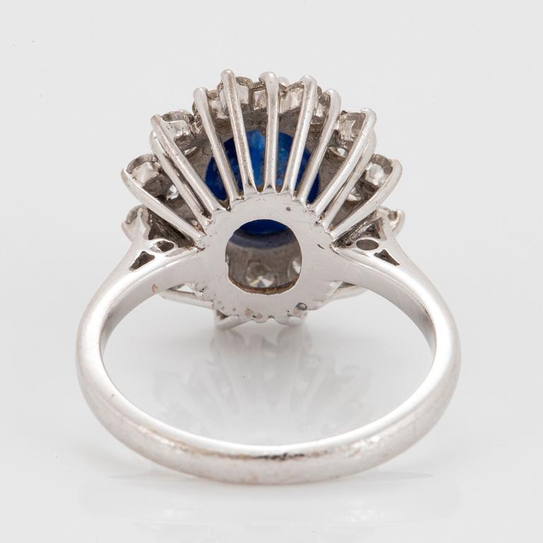 Ring 18K vitguld med en cabochonslipad safir ca 4.00 ct samt runda briljantslipade diamanter.