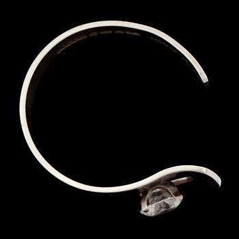 ARMRING, sterlingsilver med vit sten, Per Dåvik, Alton, 1973. Vikt 74,5g.