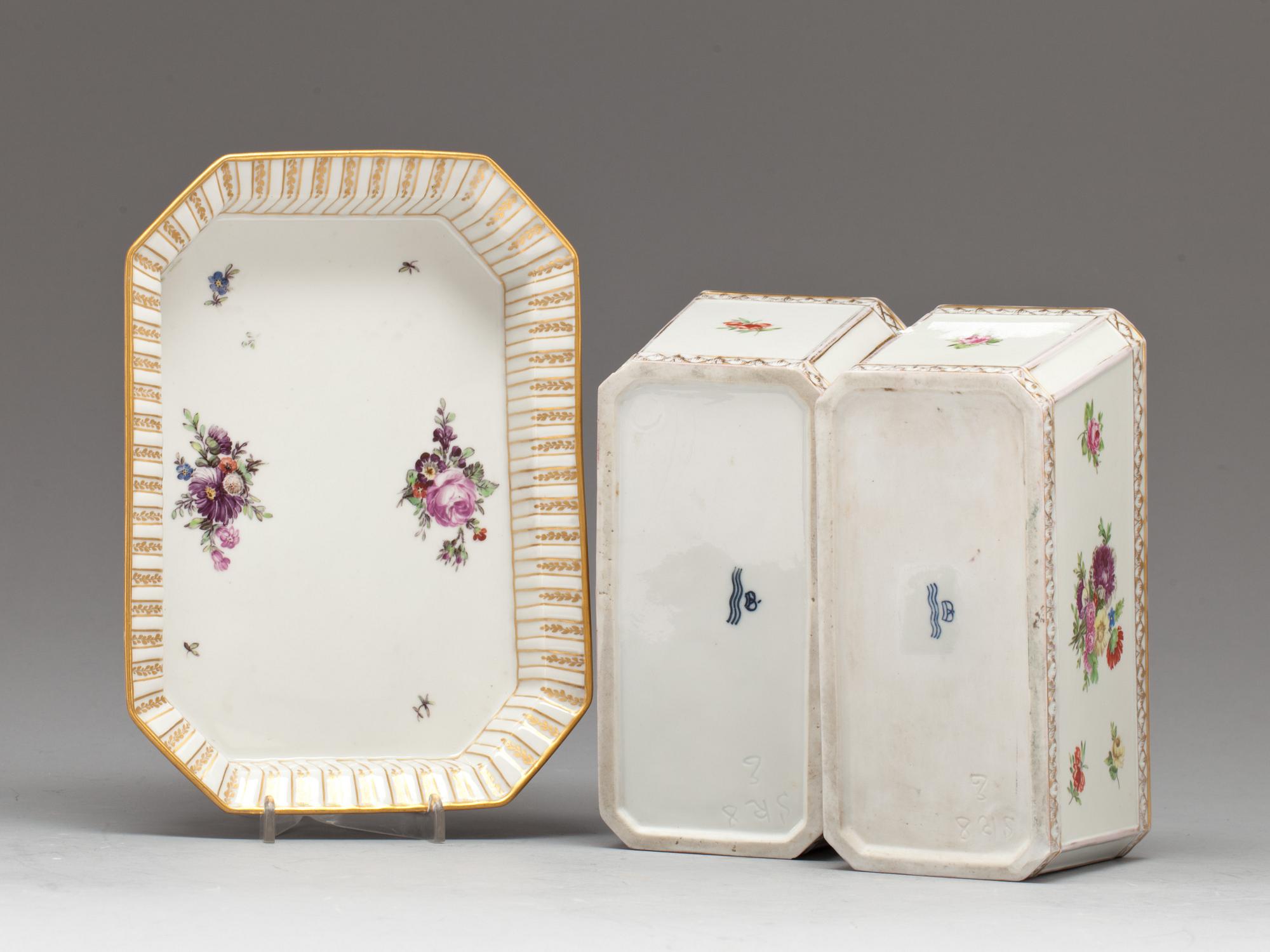 BLOMSTÄLL, ett par, varav ett med FAT, porslin, Royal Copenhagen, Danmark, tidigt 1900-tal.