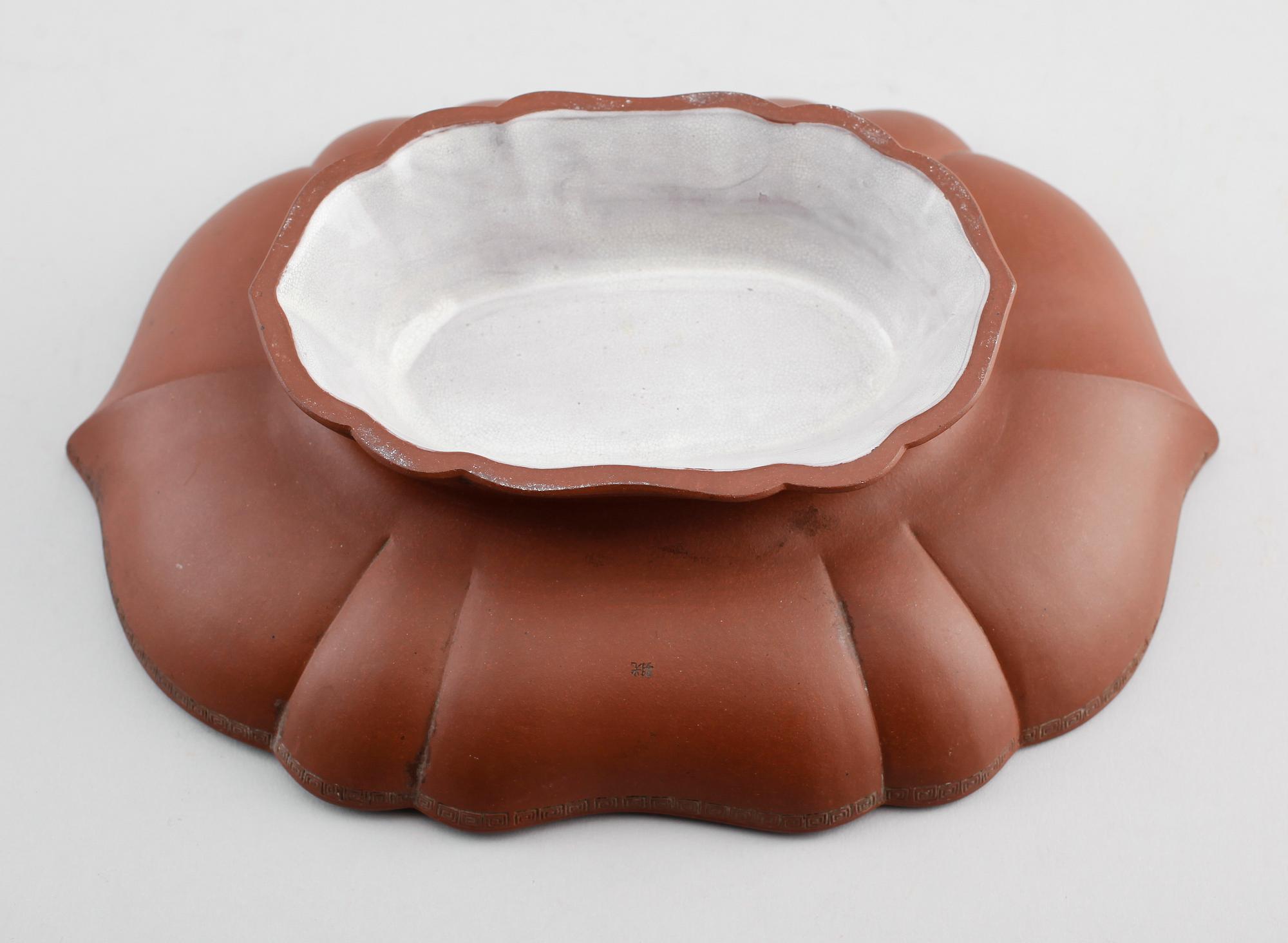 An yixing tazza with ge glaze, late Qing dynasty (1644-1912).