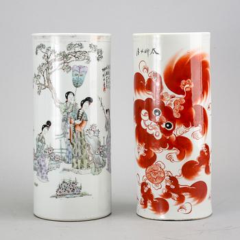 A set of two Chinese porcelain vases.