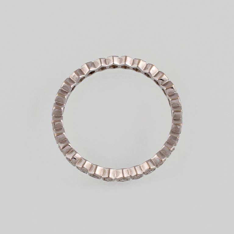 RING, 18K vitguld med briljantslipade diamanter. Vikt 1,8 gram.