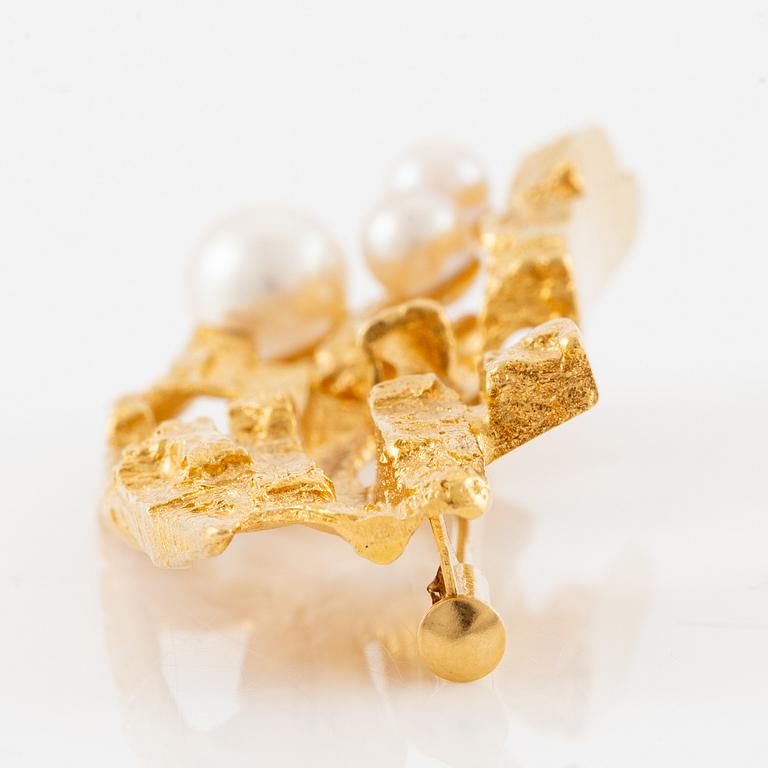 Björn Weckström, a brooch, "Bow of Argo'", 18K gold with pearls, Lapponia.