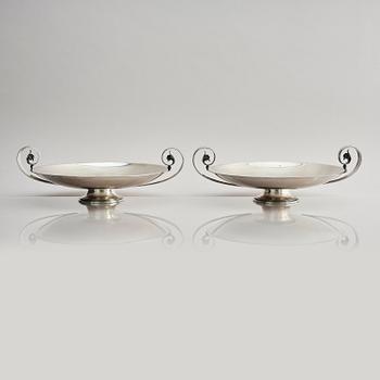Two sterling silver bowls with handles, Atelier Borgila, designed by Erik Fleming, Stockholm 1930.