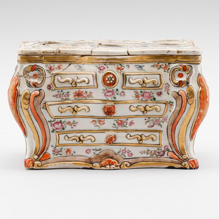 TULPANVAS, porslin, Kina, Qianlong 1736-1795.