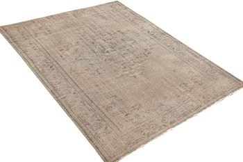 A vintage design Kilim carpet, c. 294 x 197 cm.