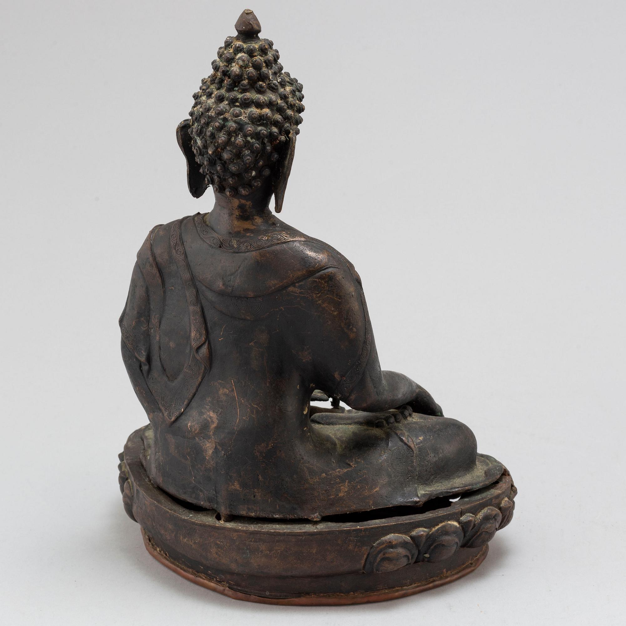 A Thai bronze buddha, 20th century.