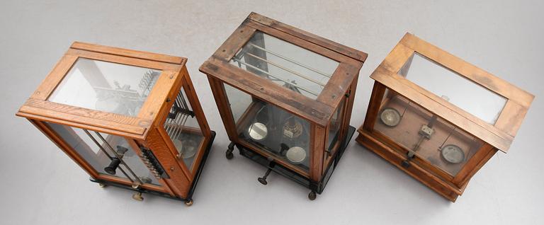 APOTEKSVÅGAR, mässing, 3 st, tidigt 1900-tal.