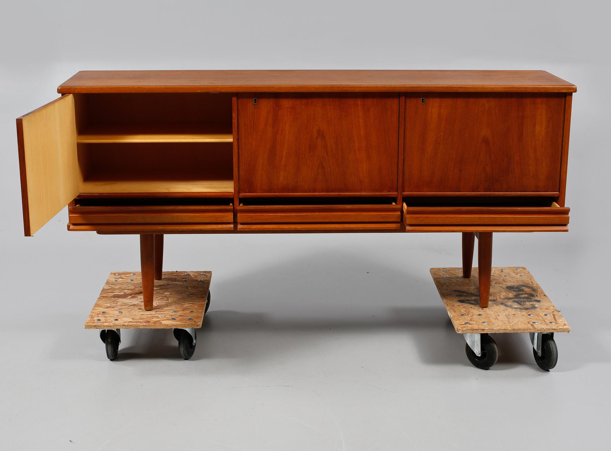 SIDEBOARD, 1900-talets tredje kvartal.