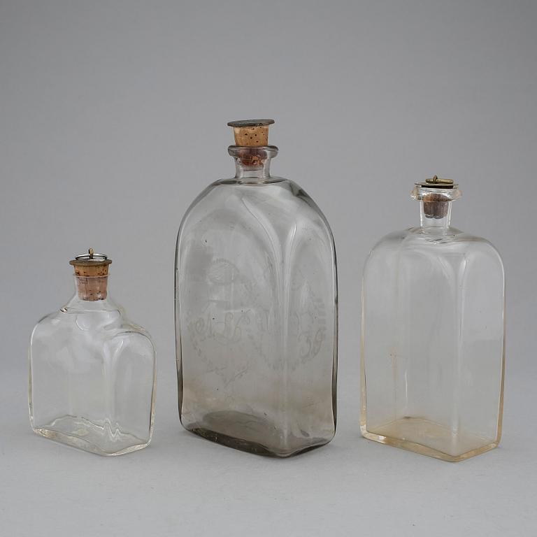 BRÄNNVINSFLASKOR, 3 st, glas, 1800-1900-tal.