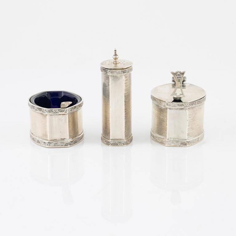 A three piece silver table set, England 1904.