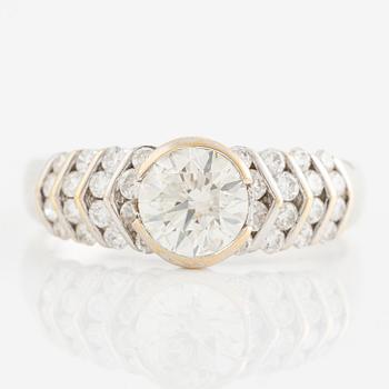 Ring 18K gold with round brilliant-cut diamonds.