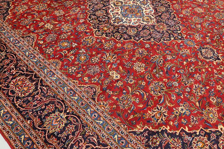 A signed Keshan carpet, approx. 470 x 355 cm.