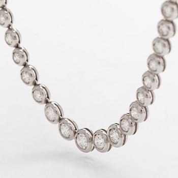 Collier, rivieré i 18K vitguld med runda briljantslipade diamanter.