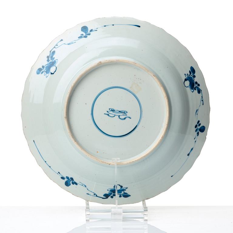 A blue and white dish, Qing dynasty, Kangxi (1662-1722).