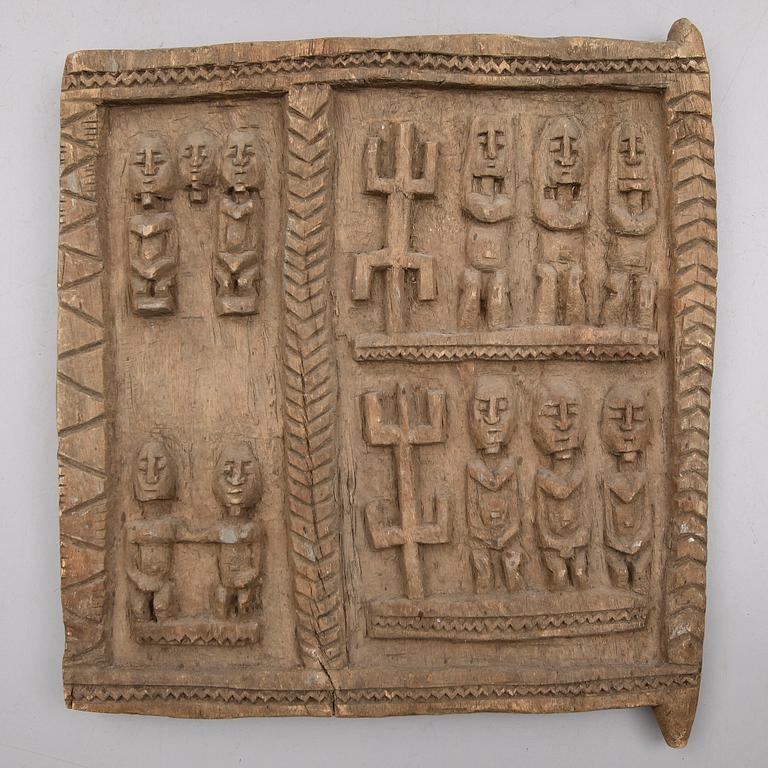 SKÅPSDÖRR, skuret trä, möjligen Dogon, Mali, Afrika.