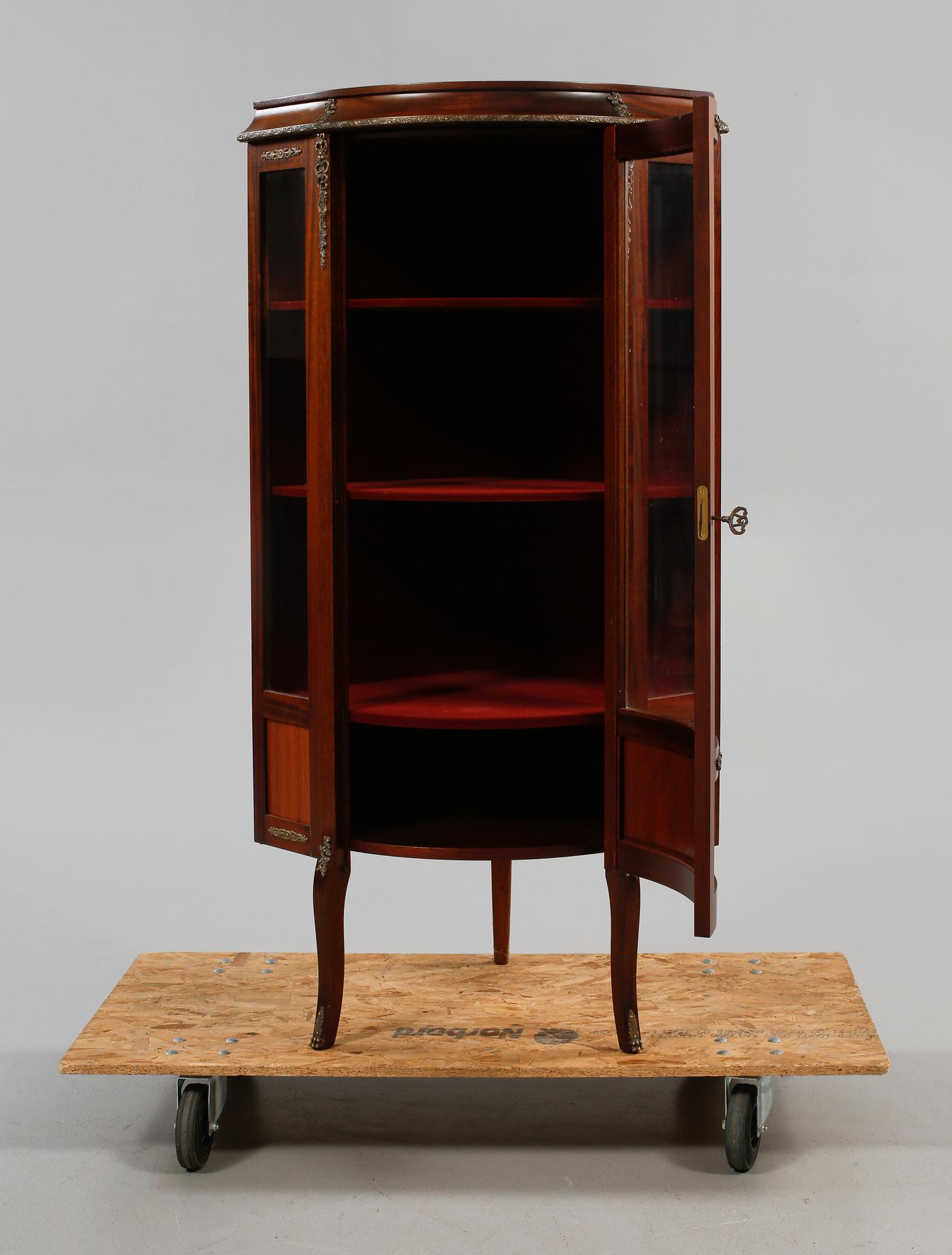 HÖRNVITRINSKÅP, 1900-talets andra hälft.