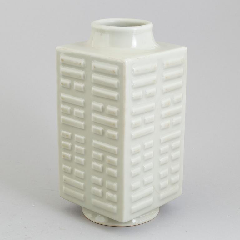 A 20th century Chinese porcelain vase.