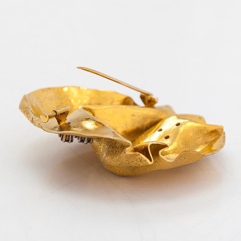 Lotta Orkomies, brosch, 18K guld, briljantslipade diamanter totalt ca 0.79 ct. Tillander, Helsingfors 1972.