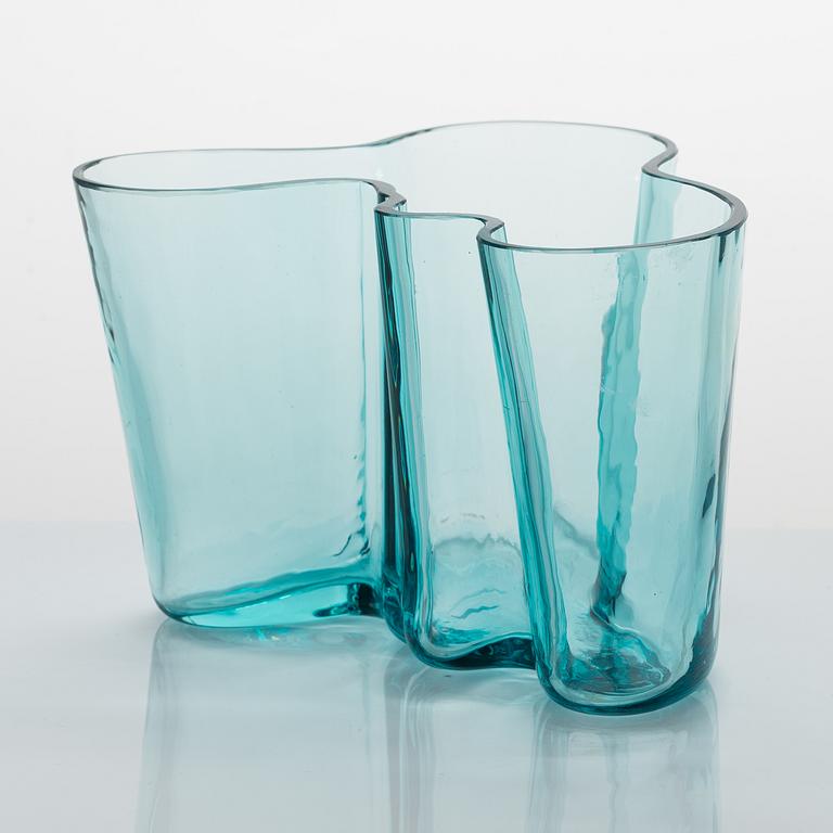 ALVAR AALTO, A '9750' vase Karhula Glassworks in production 1937-1949. Finland.