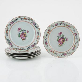 A set of seven famille rose dinner plates, Qing dynasty, Qianlong (1736-95).