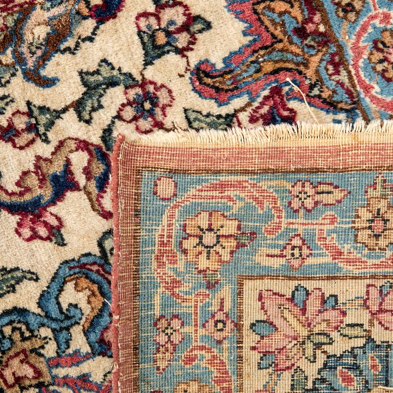 Rug, Kirman, semi-antique approximately 292x195 cm.