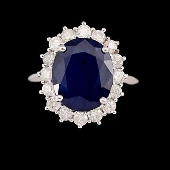 RING, 10 k vitguld, safir ca 6.00 ct, briljantslipade diamanter tot ca 1.07 ct.