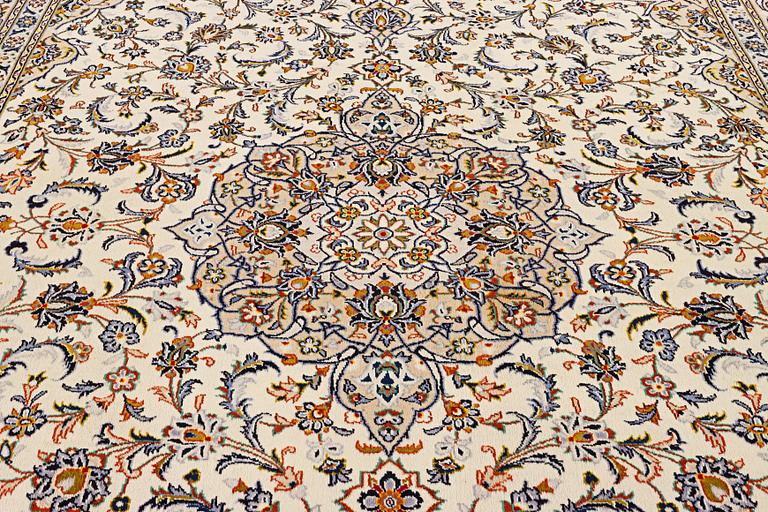 A Kashan carpet, c. 400 x 289 cm.