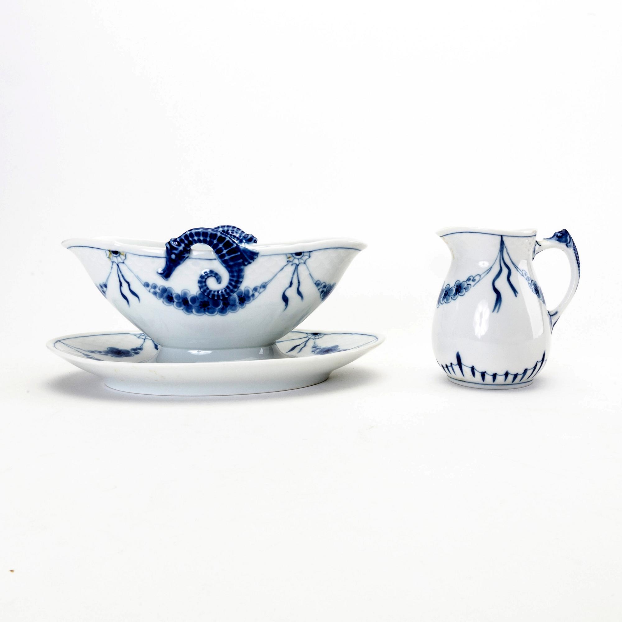 A Danish 98 pcs Bing & Gröndahl porcelain service from the latter part of the 20th century.