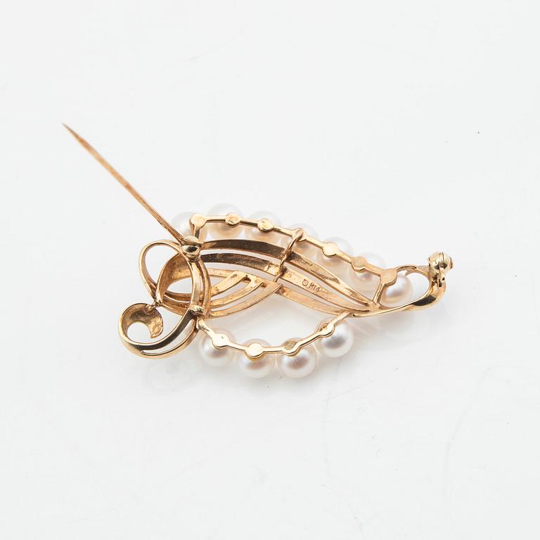 Brooch Mikimoto, 14K gold with cultured pearls.