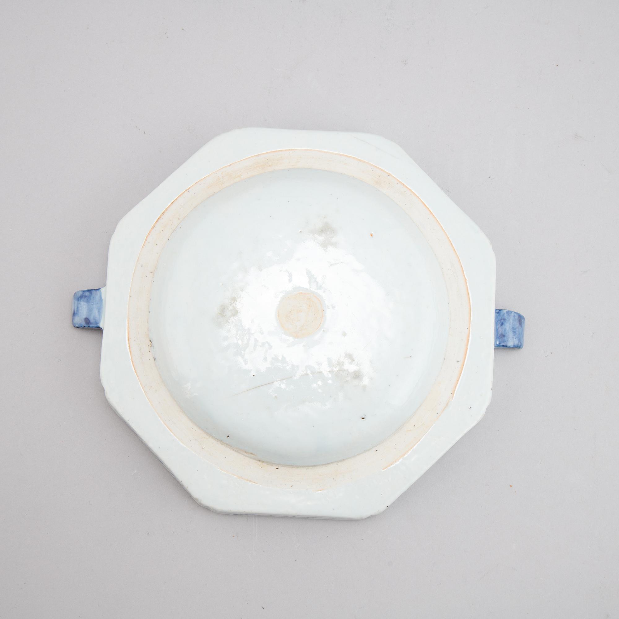 A group of four Chinese blue and white warming plates (2+1+1), Qing dynasty, 18th/19th century.
