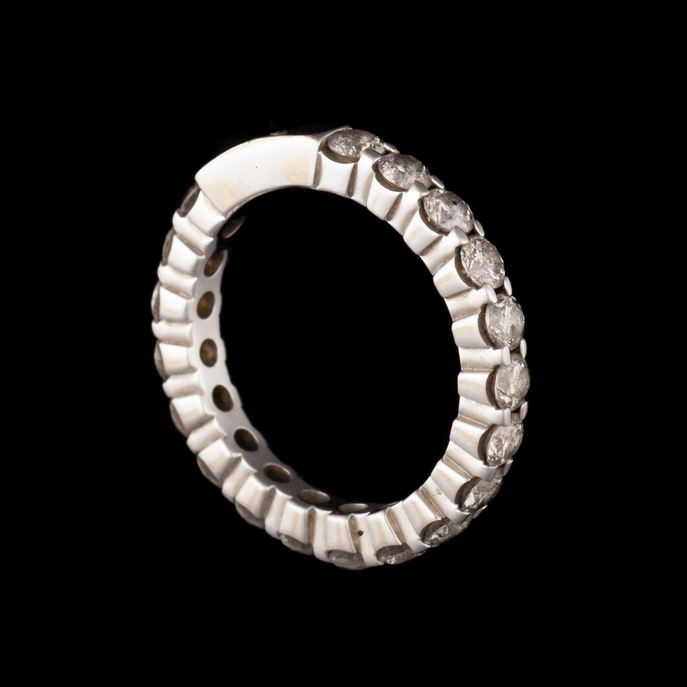 ALLIANSRING, 14K vitguld, diamanter tot. ca 1,90 ct. Vikt ca 4,1 g.
